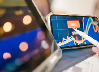 Trader multi-mercato mentre analizza Bitcoin, Ethereum e opzioni forex